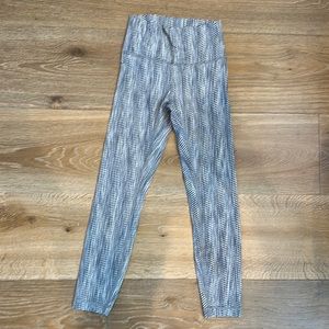 Lululemon size 6 Wunder Under cropped leggings in grey pattern